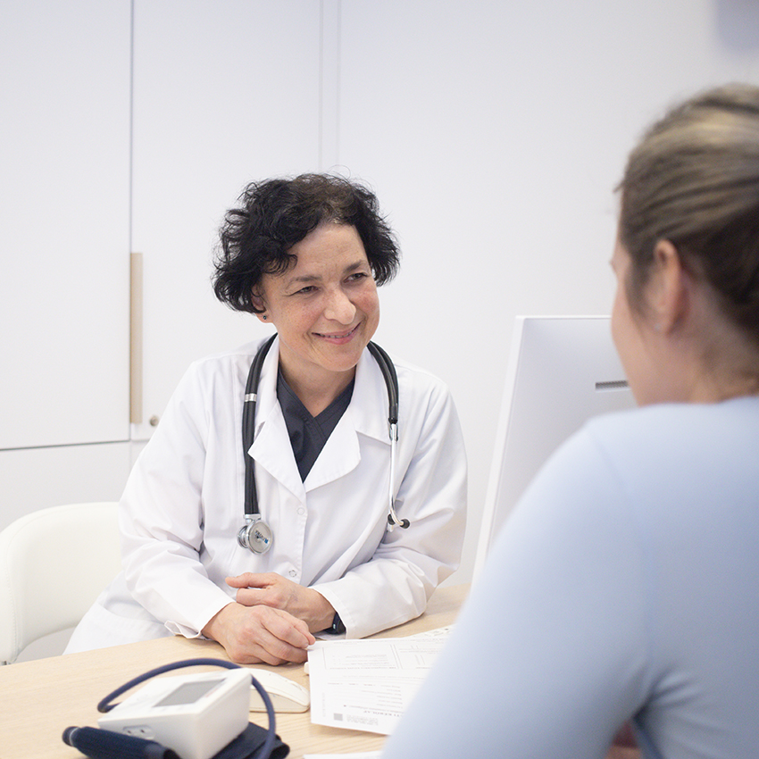 Endokrinológia vizsgálat közben PDr. Szekeres-Csiki Katalin pécsi endokrinológus, belgyógyász.