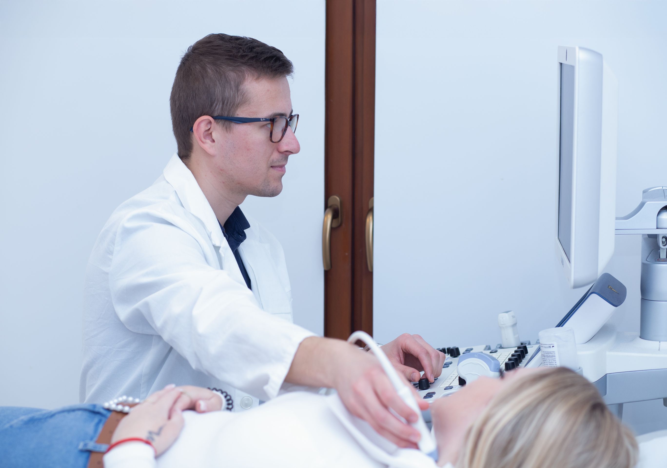 Ultrahang diagnosztika – MyClinic Pécs Dr. Szekeres Gábor radiológus szakorvos ultrahangvizsgálat közben a MyClinic Pécs Magánklinikán