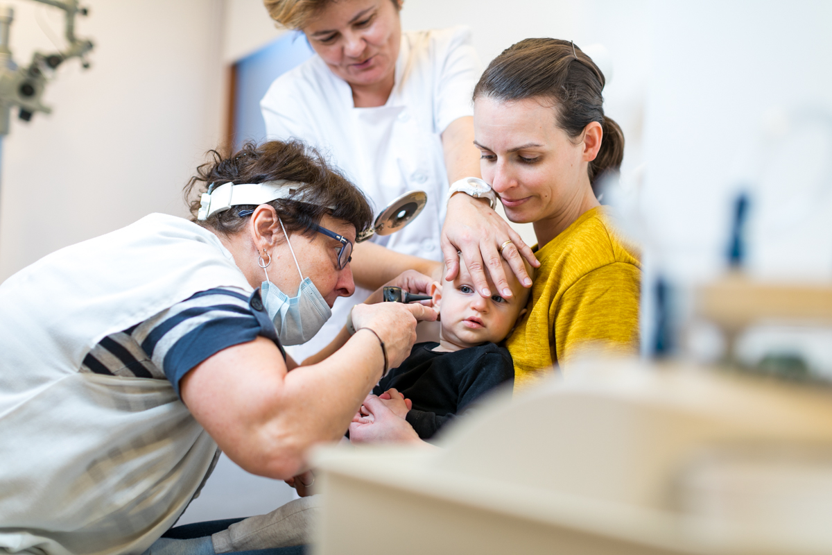 Fül-orr-gégészeti vizsgálat közben Dr. Csaba Tünde, pécsi fül-orr-gégész. Fül-orr-gégészeti vizsgálat közben Dr. Csaba Tünde, pécsi fül-orr-gégész.