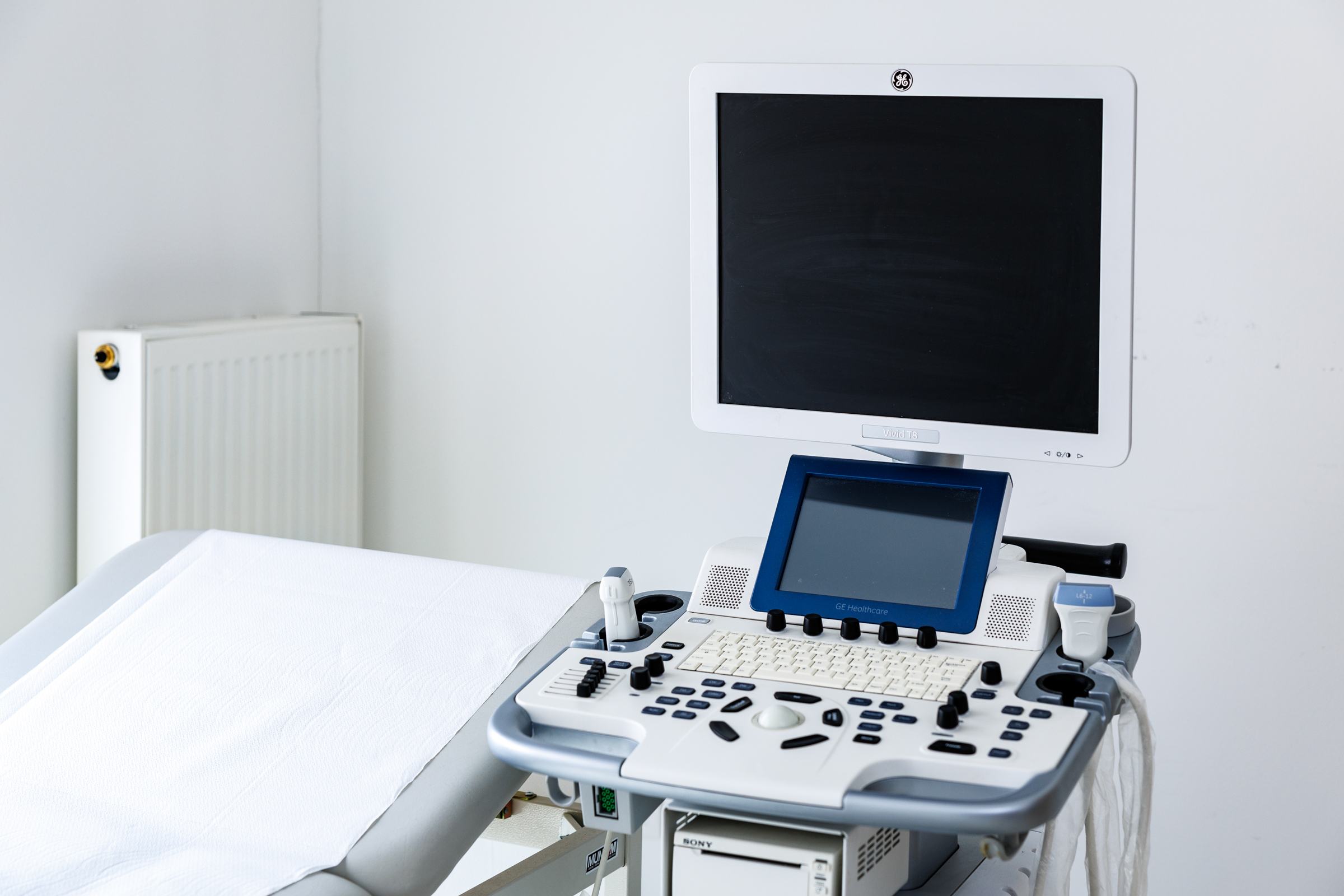 Váncsodi József ortopéd szakorvos vizsgálat közben - MyClinic Pécs