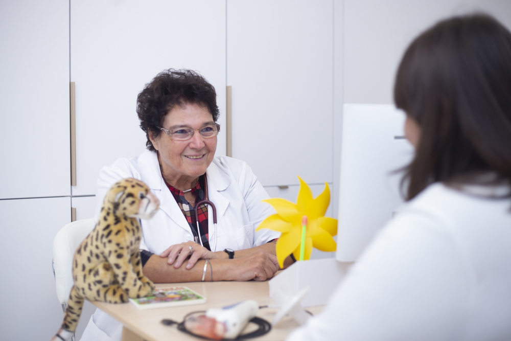 Vizsgálat közben Dr. Adonyi Mária, pécsi gyermek tüdőgyógyász, pulmonológus